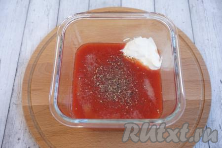 Теперь пришла пора заняться томатно-сметанным соусом. Выбираем подходящую ёмкость и наливаем туда 600 мл воды. Размешиваем в ней 4 столовые ложки томатной пасты. Если паста жидкая, можно взять и больше. Дальше добавляем 2 столовые ложки&nbsp;сметаны, солим, добавляем специи по вкусу и перемешиваем томатно-сметанный соус.