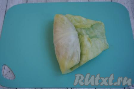 И аккуратно сворачиваем, начиная со стороны с фаршем, капустный лист в рулетик (как на фото), формируя голубец. Аналогично формируем все голубцы из капустных листьев и фарша.