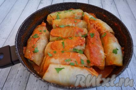 По прошествии получаса сочные и вкусные голубцы, тушёные в томатно-сметанном соусе готовы, снимаем сковороду с огня. По желанию, перед подачей блюдо можно украсить рубленной зеленью петрушки или укропа.