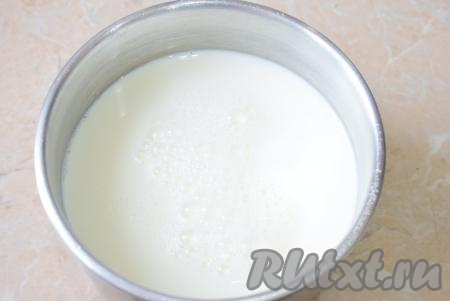 Для приготовления каши налейте необходимое количество молока в ковш (или небольшую кастрюлю) и поставьте на огонь. Доведите молоко до кипения и уменьшите огонь до минимального.