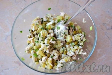 Заправьте салат оливковым маслом, добавьте по вкусу соль и немного молотого чёрного перца, перемешайте. Готовый салат немного охладите.