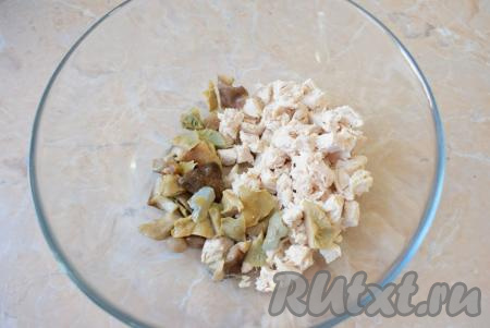 В чаше для приготовления салата соедините нарезанное куриное мясо и солёные (или маринованные) грибы. Можно использовать любые солёные (или маринованные) грибочки (у меня ассорти из лесных грибов).
