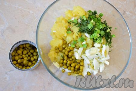 Следом добавьте в салат нарезанную свежую зелень. Можно взять любую зелень по своему вкусу. У меня немного укропа и зелёного лука. Откройте маленькую баночку консервированного горошка и слейте с неё жидкость. Добавьте горошек в салат.