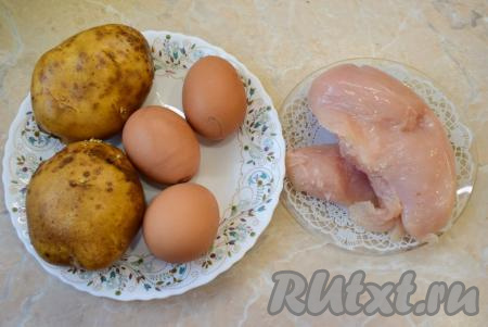 Для приготовления салата необходимо подготовить ингредиенты. Яйца отварите в кипящей воде на протяжении 7-8 минут, затем горячую воду слейте и охладите их, залив холодной водой. Картофель варите, не очищая от кожуры, в кипящей воде минут 20-30 (продолжительность варки зависит и от сорта, и от размера клубней, готовая картошка должна легко прокалываться вилкой), затем воду слейте и дайте картошинам остыть. Куриное филе варите в кипящей воде в течение 30 минут, затем дайте мясу остыть.