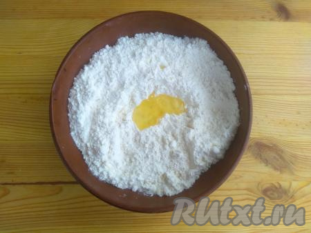 В центр&nbsp;получившейся смеси влить растительное масло.