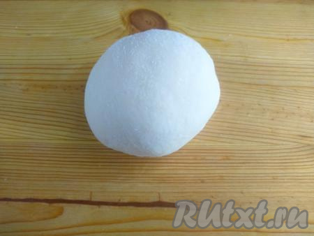 Замесить однородное, мягкое тесто, не липнущее к рукам. Завернуть его в пищевую плёнку, оставить на 20 минут при комнатной температуре.