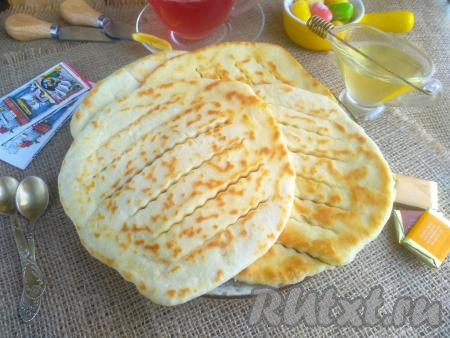 Лепёшки, замешанные на молоке без добавления дрожжей, получаются очень мягкими, с нейтральным вкусом и аппетитными золотистыми пятнышками. Такие лепёшечки долго не черствеют и сохраняют свои вкусовые качества. Приготовьте лепёшки на сковороде по этому рецепту и они станут отличным дополнением к различным блюдам!