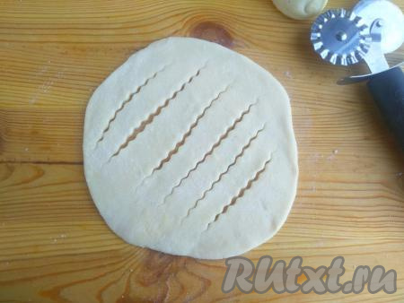 С помощью фигурного ножа выполнить в центре каждой лепёшки надрезы на расстоянии 1-1,5 см, как на фото.