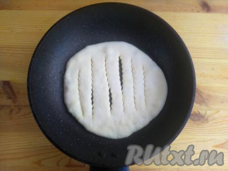 Сковороду нагреть, смазать растительным маслом. В разогретое масло выложить одну лепёшку и жарить на среднем огне до зарумянивания.