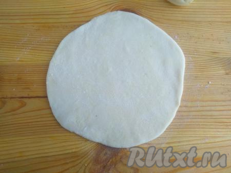 Каждую часть теста, скатанную в шар, на присыпанной мукой поверхности раскатать в лепёшку толщиной 2-3 мм. Диаметр раскатанной лепёшки должен соответствовать диаметру сковороды, на которой вы будете жарить.