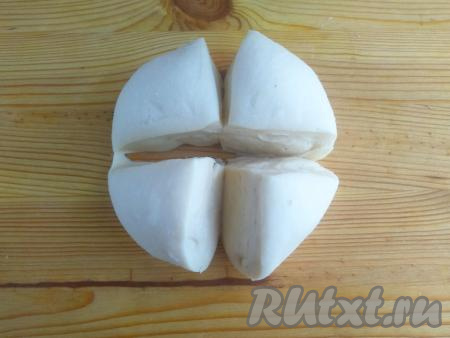 По прошествии времени разделить тесто на 4 части. Каждую часть скатать в шар.