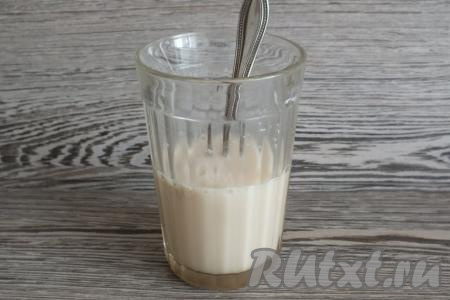 Заранее достаньте сливочное масло, чтобы оно полежало при комнатной температуре и стало достаточно мягким. В стакан налейте 100 мл тёплой воды (температура воды должна быть 36-38 градусов), всыпьте сухие дрожжи, перемешайте и оставьте минут на 10. По истечении времени дрожжевая смесь запенится, это говорит о том, что дрожжи активировались и начали работать.