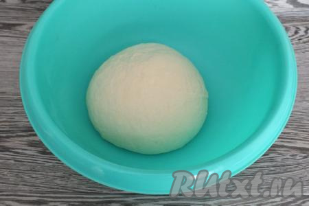 Обомните подошедшее тесто, прикройте опять плёнкой и уберите в тёплое место ещё на 30 минут.