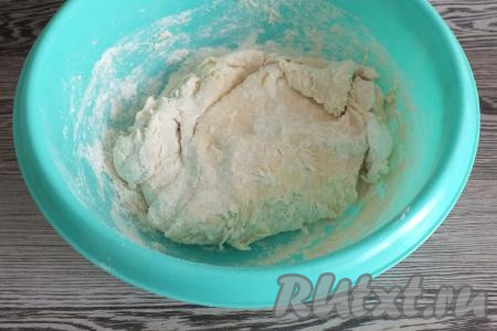 Как только тесто соберётся в комочки и его станет трудно перемешивать ложкой, продолжайте замешивать его руками. Тесто может сначала быть слегка туговатым, но в процессе замеса оно обмякнет. Тесто необходимо месить в течение 3-5 минут. Отбейте несколько раз тесто о дно миски (просто возьмите его в руки и несколько раз бросьте в миску).&nbsp;