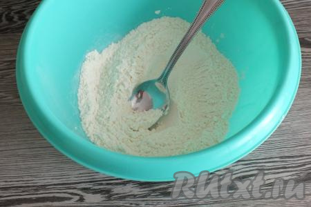 В миску, удобную для замеса теста, всыпьте 100 грамм муки, добавьте соль, сахар, перемешайте.