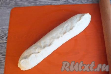 Переверните рулет верх швом и скрепите его. Также защипните края рулета.