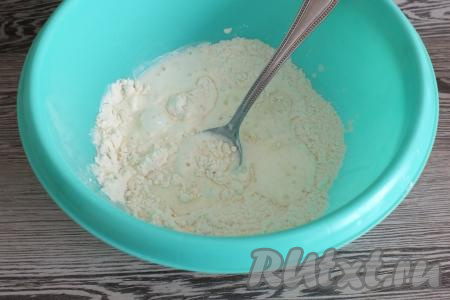 Затем влейте в миску кефир комнатной температуры, снова перемешайте.