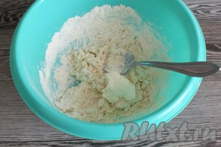 В смесь муки и кефира добавьте мягкое сливочное масло, хорошо перемешайте.