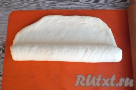 Начиная с длинной стороны пласта, скрутите тесто в плотный рулет. Плотно сворачивать нужно для того, чтобы в дальнейшем не образовывались пустоты.