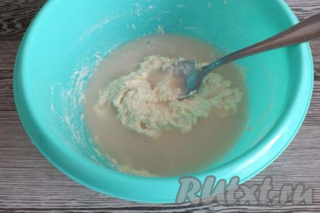 Влейте запенившуюся дрожжевую смесь, тщательно перемешайте.