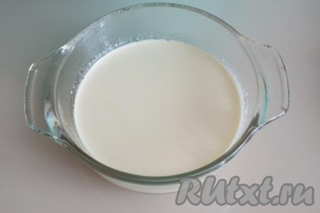 Растопите сливочное масло (или спред) до жидкого состояния, дайте остыть.