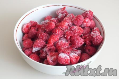 Свежие ягоды вымойте, обсушите, если есть веточки и листочки, удалите их. Замороженные ягоды оставьте при комнатной температуре на время, пока замешиваете тесто. Если выделится сок, его, перед добавлением ягод в тесто, нужно слить (он нам не понадобится для приготовления кексов).