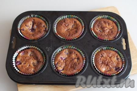 По истечении времени проверьте готовность кексов, проколов кексик деревянной шпажкой (если шпажка после прокалывания кекса останется сухой, значит пора доставать выпечку из духовки).&nbsp;