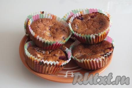 Кексы с ягодной начинкой&nbsp;переложите на тарелку и охладите.