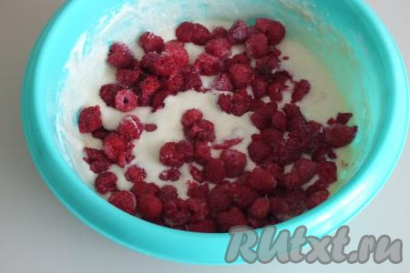 В получившееся тесто добавьте ягоды, аккуратно перемешайте ложкой, стараясь не помять ягодки.