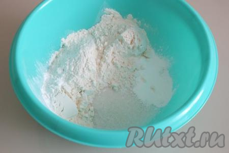 В миске смешайте муку, сахар и разрыхлитель.