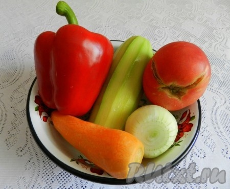 Заранее нужно сварить рис для тефтелей, для этого рис нужно выложить в сито, промыть под проточной водой, после этого переложить в кастрюлю с кипящей подсоленной водой и отварить до готовности (в течение 20 минут), а затем откинуть на сито, лишней воде дать стечь, оставить остывать. Лук и морковь очистить. С кабачка снять кожуру, если семечки крупные, их тоже нужно будет удалить.