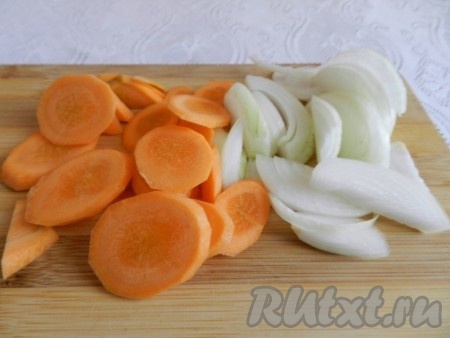 Морковь нарезать на кружочки (или полукружочки), лук нарезать на полукольца (или четверть кольца).