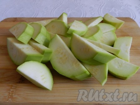 Кабачок нарезать на полукружочки (или на брусочки).