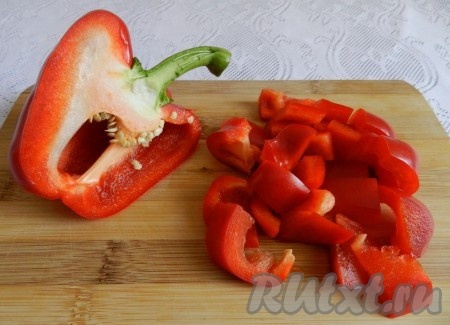 Из болгарского перца удалить семена. Перец промыть водой, затем нарезать на средние кусочки. Мелко нарезать лук, морковь, кабачок и перец не нужно.