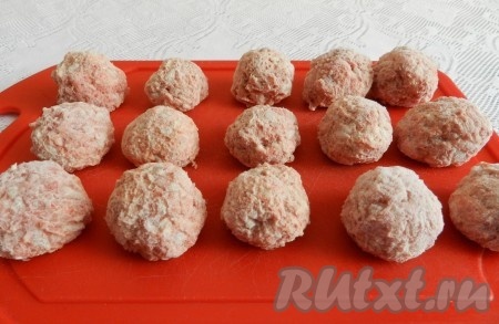 Для приготовления тефтелей смешать фарш с отваренным рисом, очищенным и мелко нарезанным луком, посолить, поперчить, тщательно перемешать. Фарш должен быть мягким, поэтому можно добавить 1-2 столовых ложки молока. Из получившегося фарша сформировать небольшие тефтели. При желании тефтели можно сформировать заранее, заморозить в морозилке. А по мере надобности достать их и, не размораживая, использовать для этого или другого блюда.