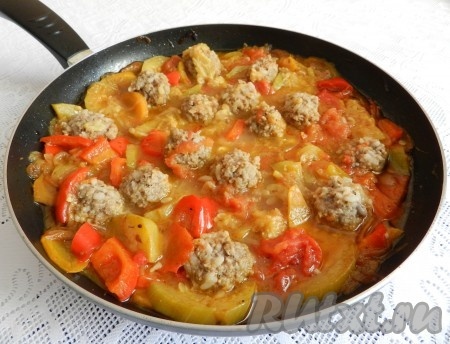 Тефтели с овощами, приготовленные по этому рецепту, получаются очень вкусными, ароматными и сытными.