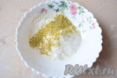 Отдельно смешать муку с солью и специями (в качестве специй можно использовать, например, молотый чёрный перец, а можно добавить готовый набор специй для рыбы - ориентируйтесь по своему вкусу).