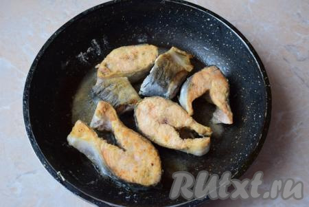 Большой огонь не делайте. Необходимо, чтобы рыба успела прожариться внутри. Готовая горбуша станет аппетитного золотистого цвета.