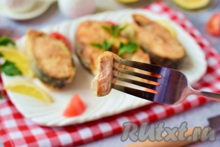 Подать жаренные на сковороде стейки горбуши можно с гарнирами из круп, свежими овощами или салатами из свежих овощей, дополнив свежей зеленью и любимым соусом.