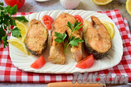 Подать жаренные на сковороде стейки горбуши можно с гарнирами из круп, свежими овощами или салатами из свежих овощей, дополнив свежей зеленью и любимым&nbsp;соусом.