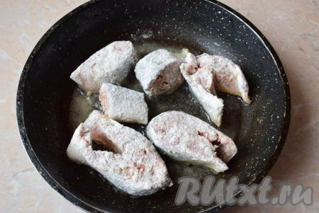 На горячую сковороду налить немного растительного масла и выложить стейки горбуши. Обжаривайте горбушу на небольшом огне, примерно, по 3-4 минуты с каждой стороны (до румяности).