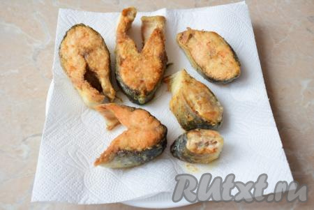 Готовые стейки горбуши&nbsp;переложите со сковороды на тарелку, застеленную бумажными полотенцами, чтобы удалить&nbsp;излишки масла.