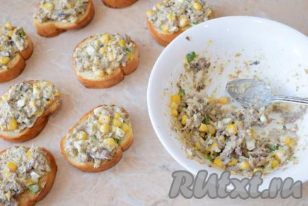 Подать такую шпротную намазку можно на ломтиках батона. Будет вкуснее, если их предварительно немного обжарить с двух сторон на сковороде (или в тостере). Хрустящие гренки намного вкуснее. На гренки разложите шпротную намазку.