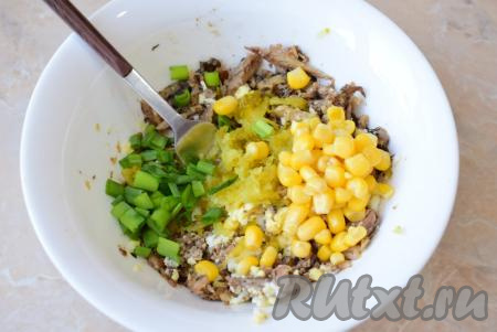 Затем сюда же выложите зёрна консервированной кукурузы. По желанию, положите несколько мелко нарезанных пёрышек зелёного лука.