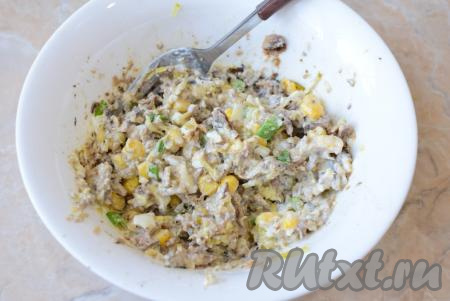 Добавьте майонеза и все ингредиенты шпротного салата-намазки хорошо перемешайте друг с другом.