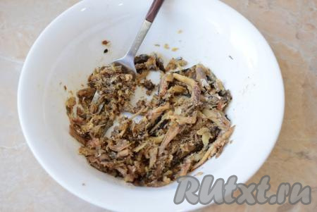 Яйцо предварительно нужно отварить вкрутую (варим 8-10 минут с момента закипания), остудить и очистить. Выложите шпроты в небольшую миску. Хорошо разомните их с помощью вилки.