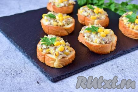 Вкусные и ароматные бутерброды со шпротной намазкой готовы, украсьте их зеленью, зёрнышками кукурузы и подавайте к столу.