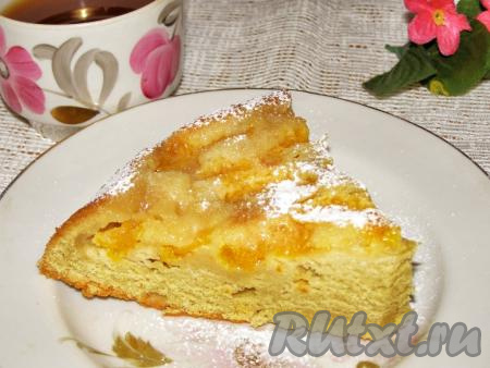 Пирог, замешанный на молоке, получается мягким, нежным, а мандарины делают его необыкновенно вкусным и ароматным. При подаче к столу его можно посыпать сахарной пудрой или украсить на свой вкус. Испеките этот пирог в духовке и насладитесь его замечательным вкусом!