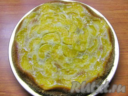 Достаём готовый пирог из духовки, накрываем большой плоской тарелкой, быстро переворачиваем так, чтобы слой мандаринов оказался сверху и оставляем остыть.