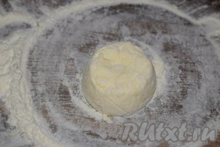 Снимаем стакан и переворачиваем сырник на другую сторону, накрываем стаканом и снова вращаем его достаточно быстро по кругу.